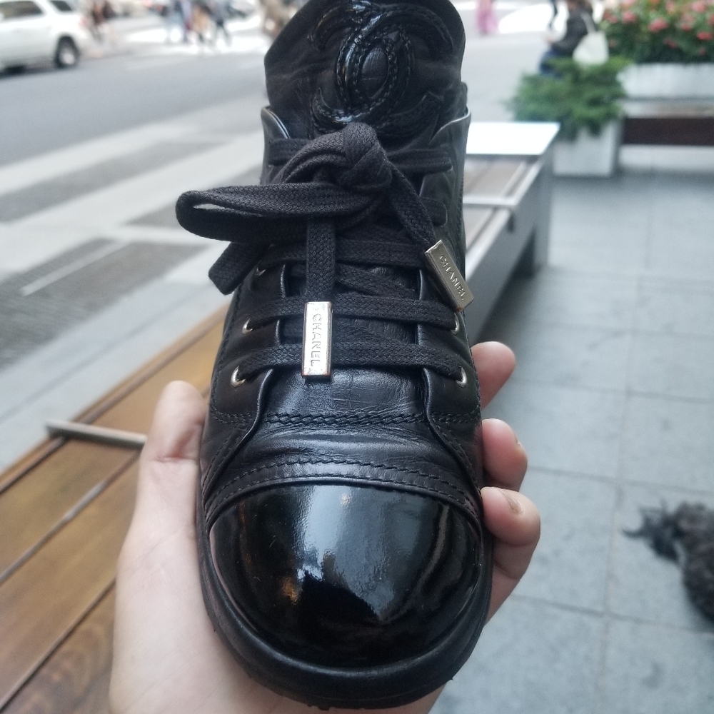 🆕 Chanel CC logo Cap Toe Shoes - Picture 3 of 10